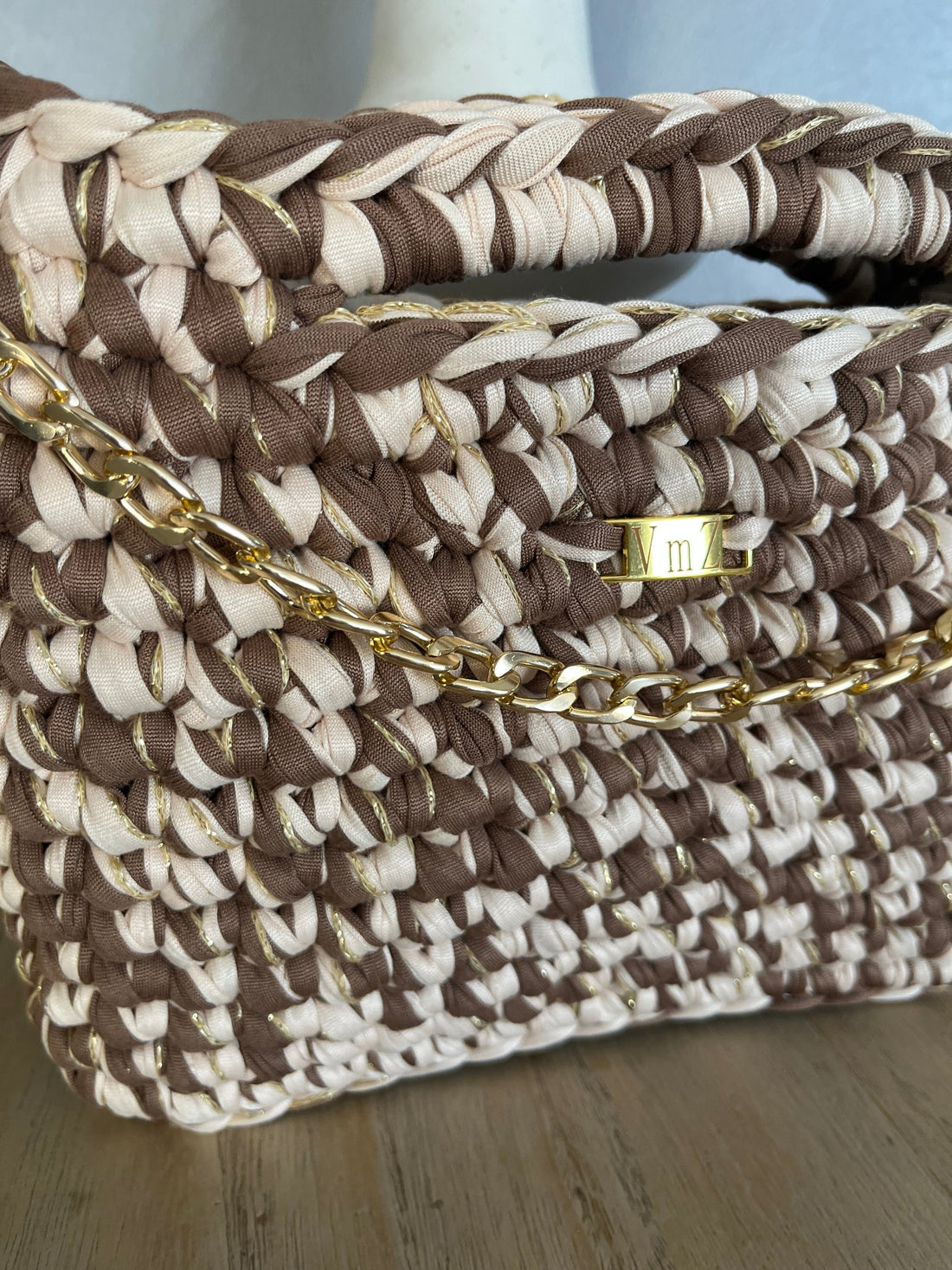 Sac Camille au crochet marron, beige et doré, réalisé pour Stéphanie – Les Créations de VmZ